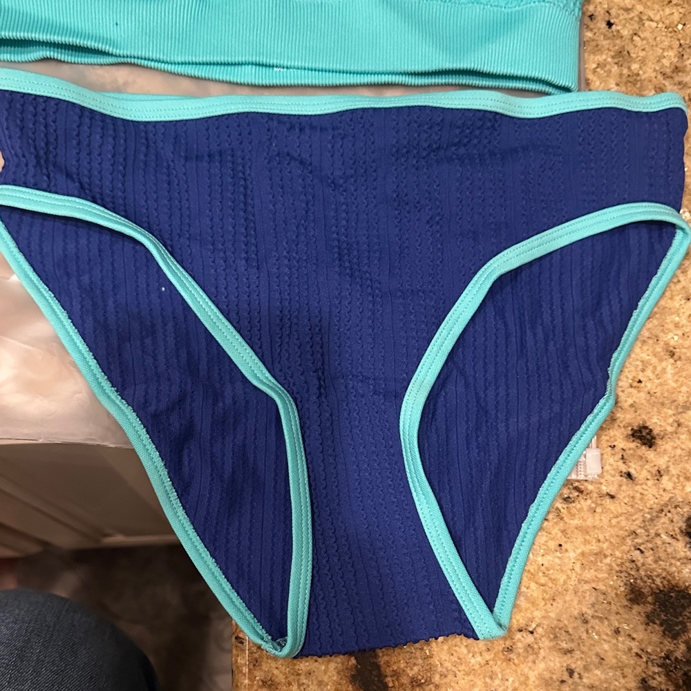 Cupshe Teal and Navy Bikini Set - Picture 3 of 7